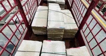 中山 黄金麻花岗岩荔枝面，光面毛板装车完成