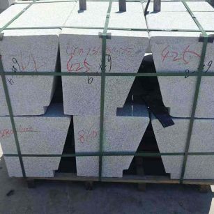 中山 芝麻白异形坐凳，石凳