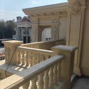 中山 黄金麻别墅外墙干挂雕花配合阳台栏杆花瓶柱