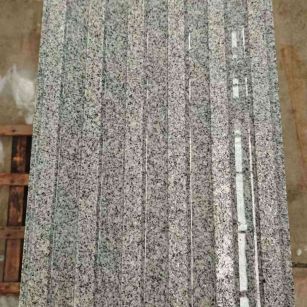 中山 芝麻白花岗岩荔枝面雕刻盲道，盲条