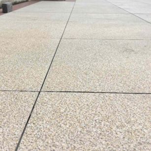 中山 黄金麻花岗岩石板材荔枝面地面铺装效果