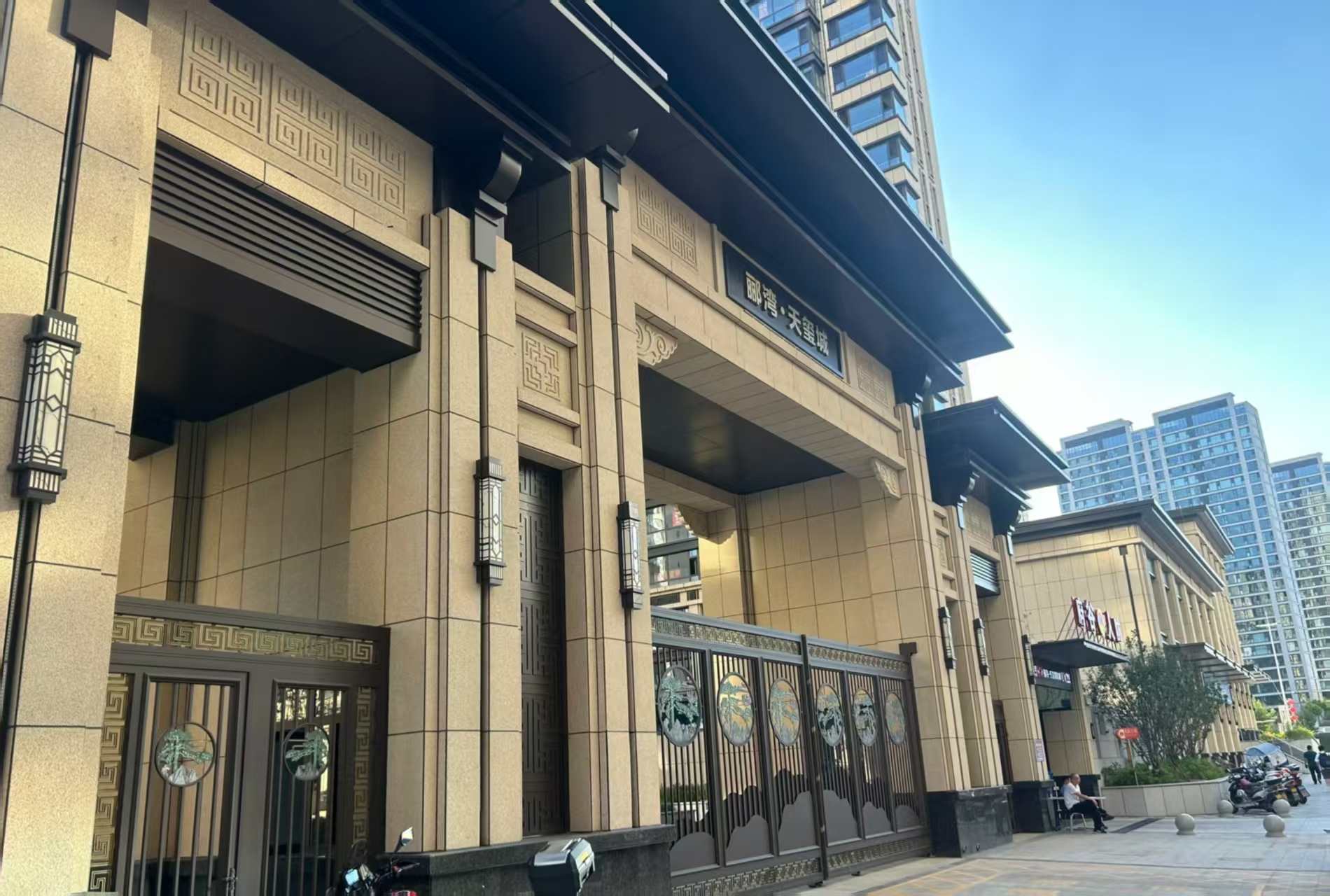 中山 黄金麻花岗岩荔枝面小区门楼外墙干挂