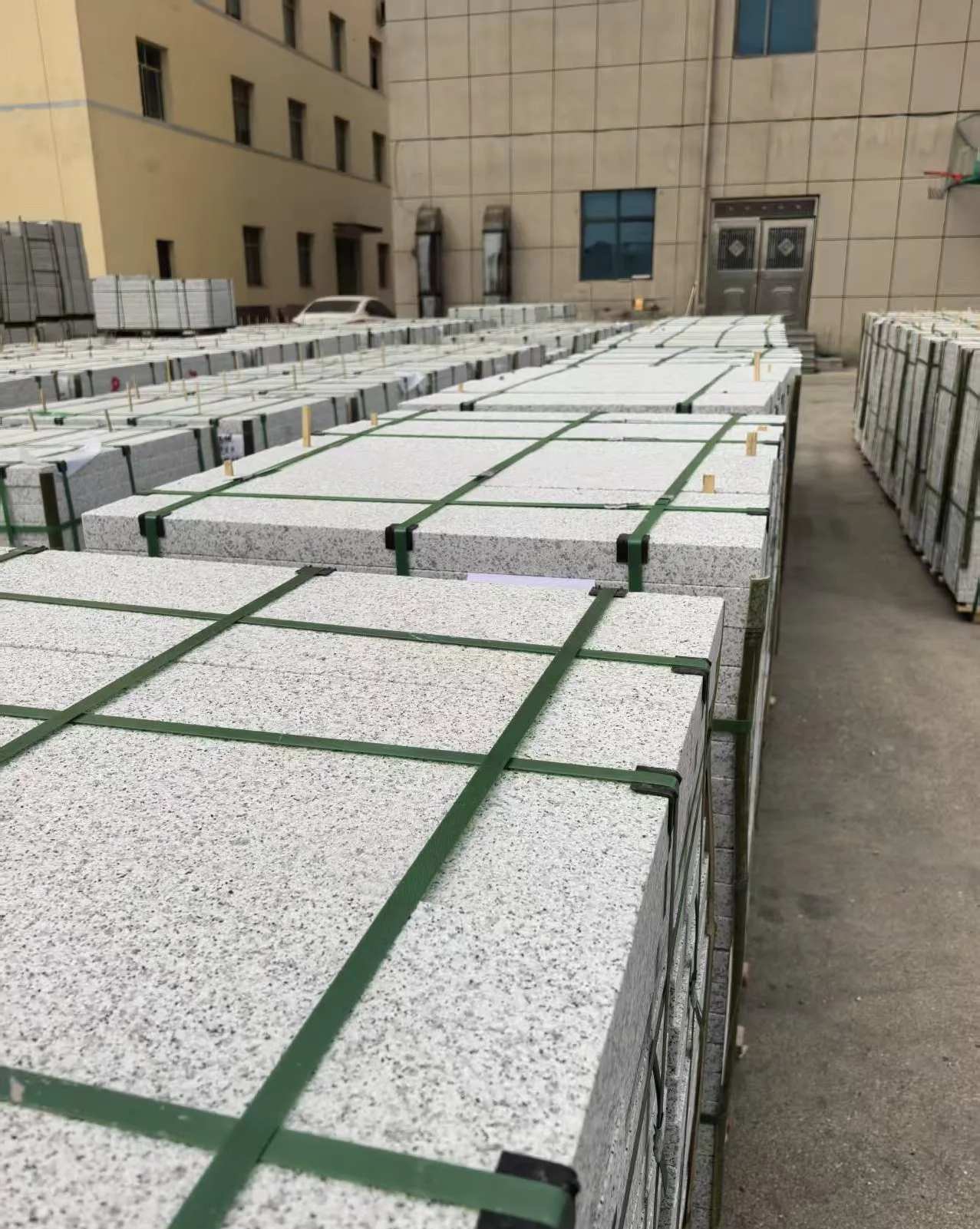 中山 白麻花岗岩5.0公分荔枝面地铺石