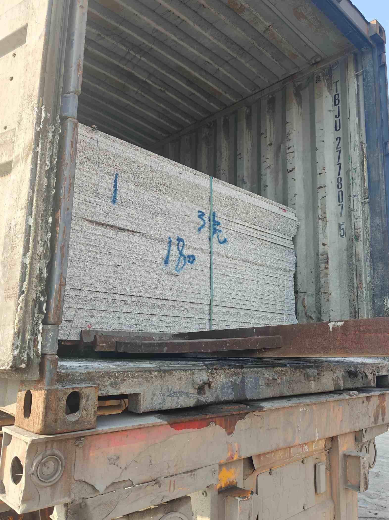 中山 芝麻白花岗岩石材3.0公分光面毛板装柜出货