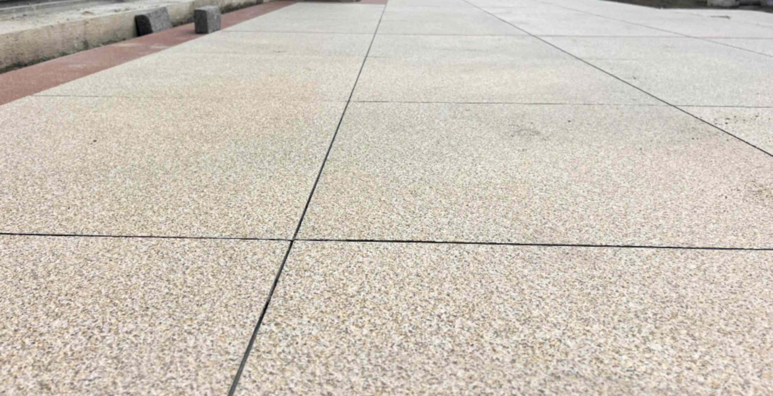 中山 黄金麻花岗岩石板材荔枝面地面铺装效果