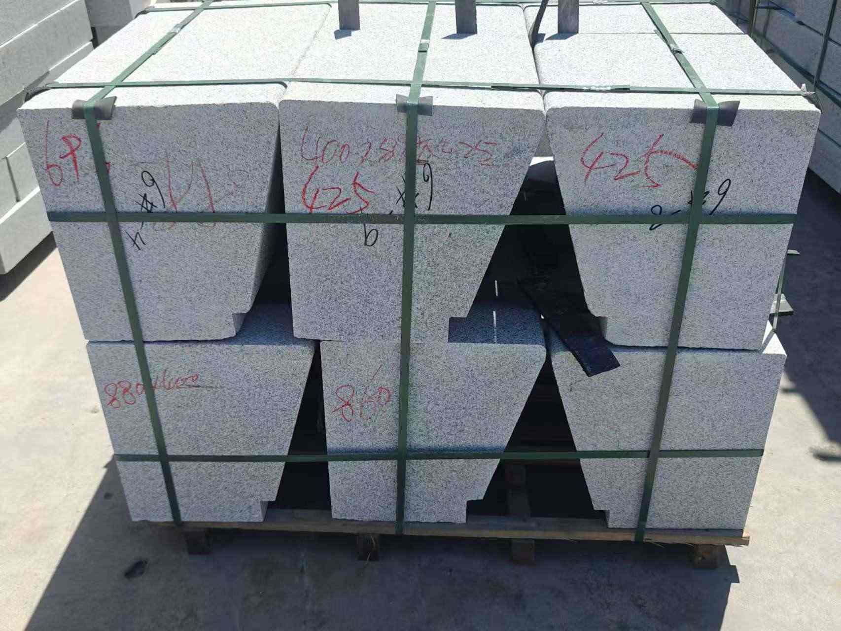 中山 芝麻白异形坐凳，石凳