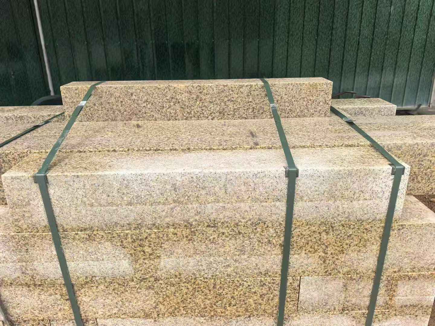 中山 黄金麻花岗岩石材机切面栏杆料半成品