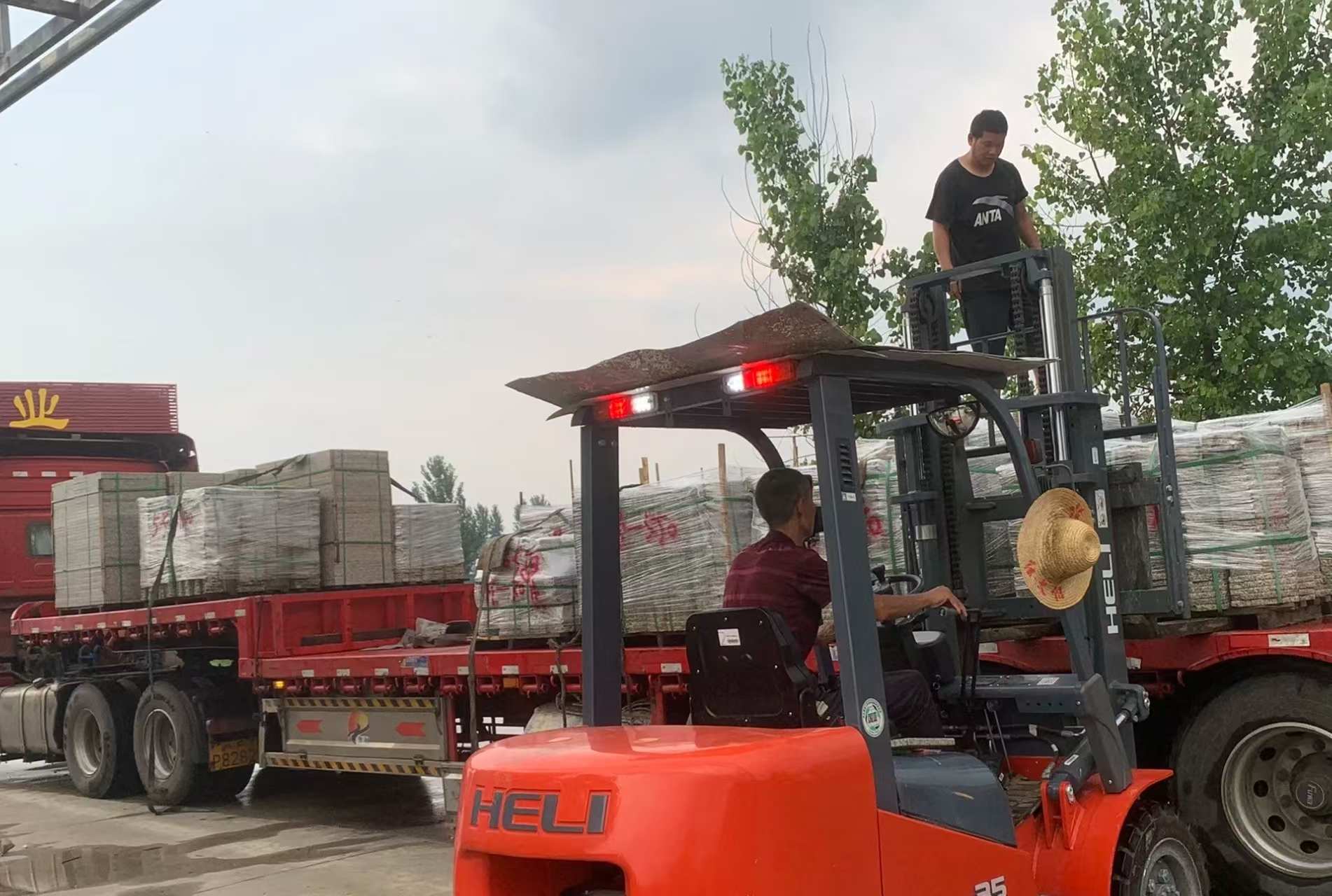 中山 黄金麻冰裂纹，地铺石装车