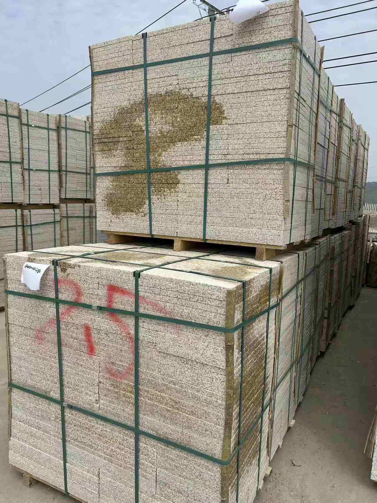 中山 黄金麻花岗岩石材荔枝面地铺石2.5*300*600