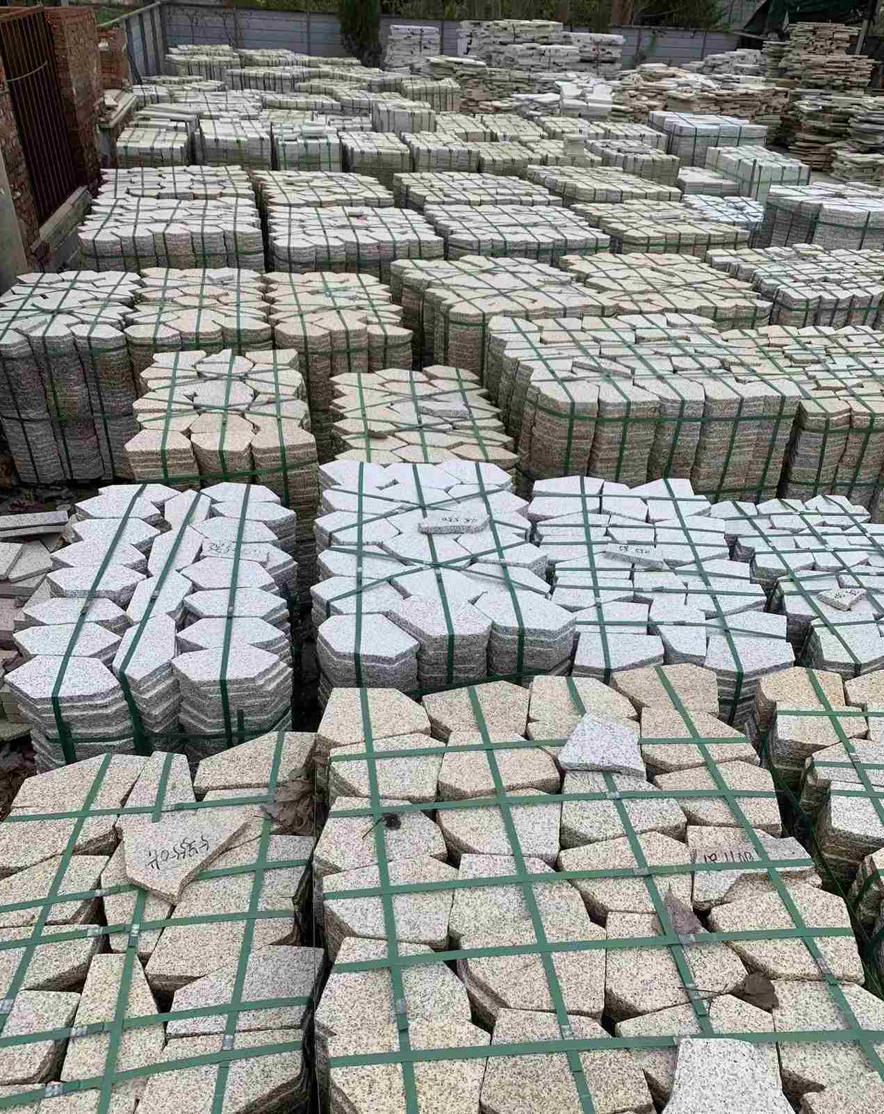 中山 黄金麻白麻花岗岩荔枝面地铺石(冰裂纹)