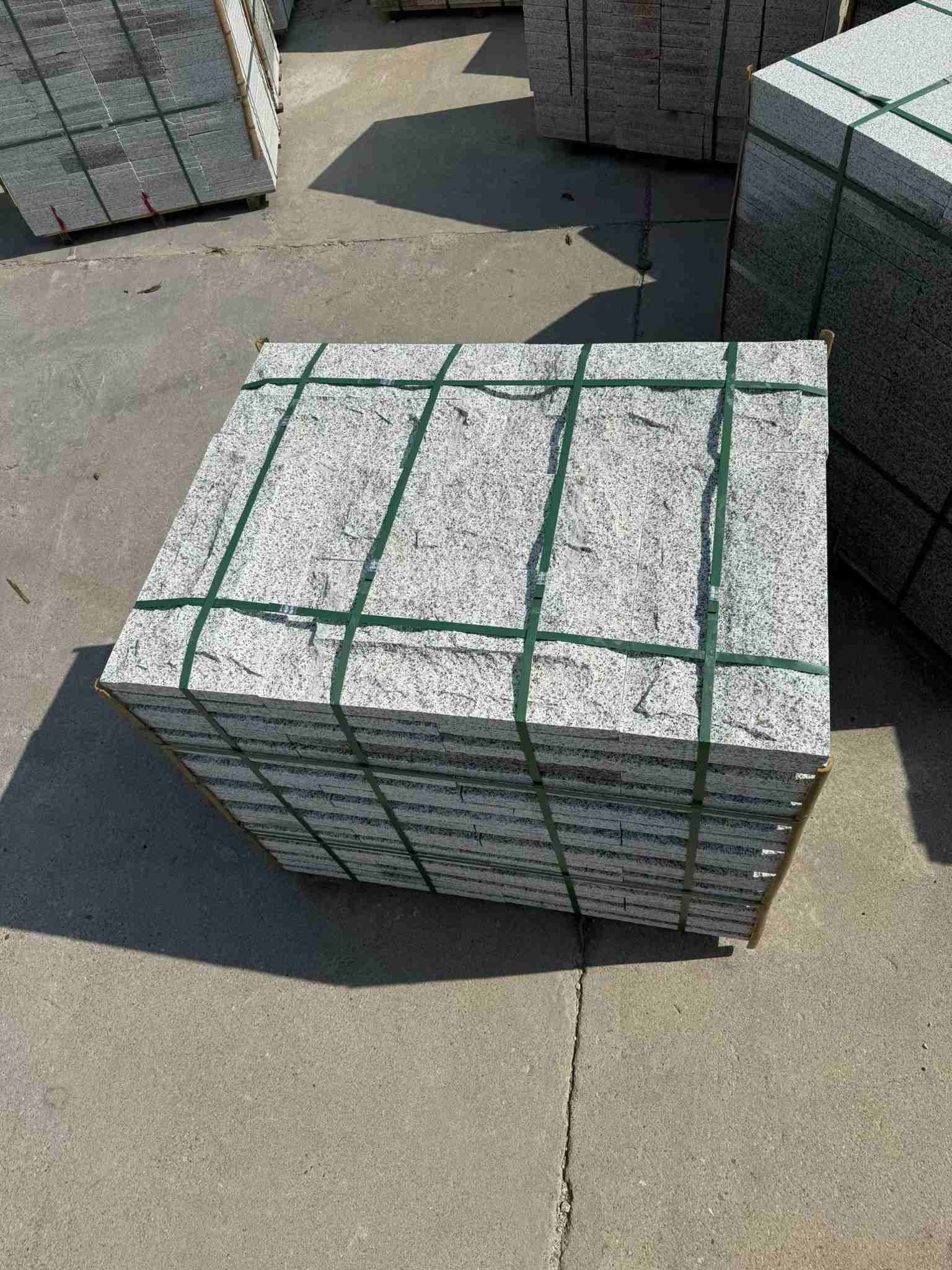 中山 白麻花岗岩石材自然面蘑菇石成品