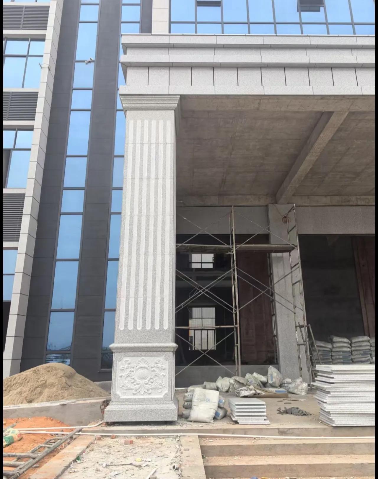 中山 芝麻白光面花岗岩门楼大柱（罗马柱）配雕花底座