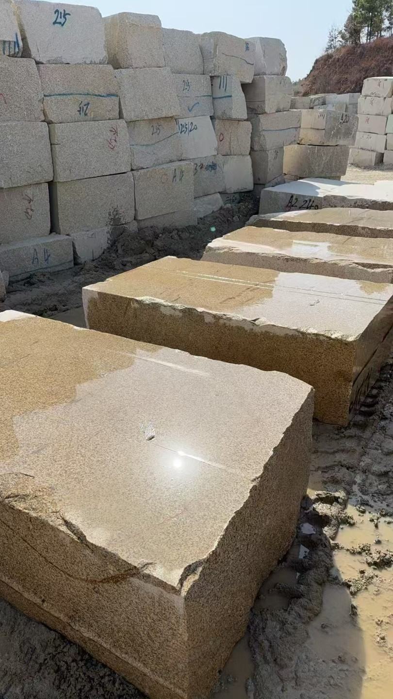 中山 黄金麻方料堆场洗料分选中，原材料充足