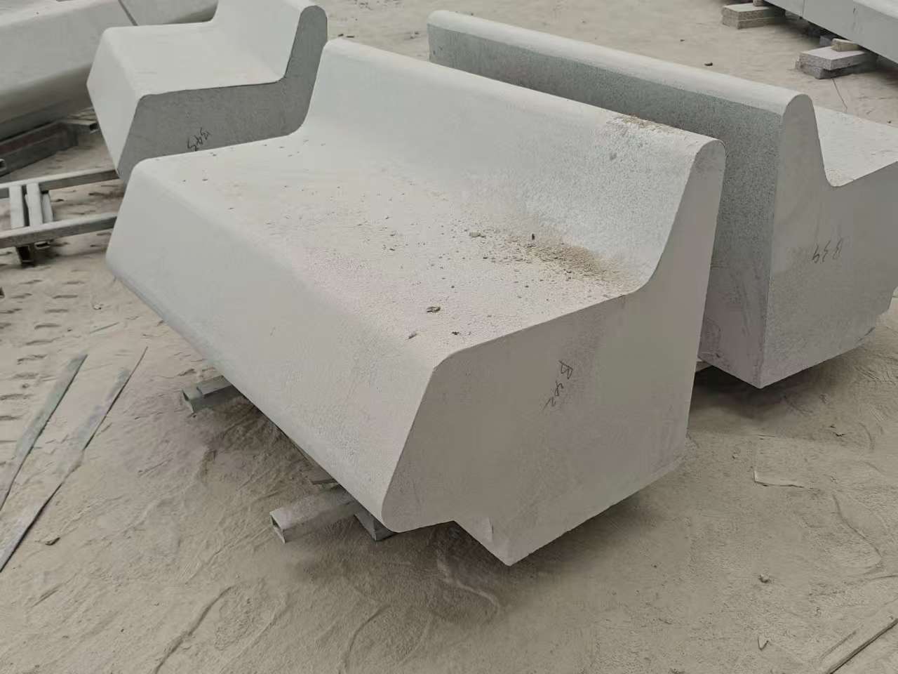 中山 芝麻白花岗岩异形坐凳，石凳