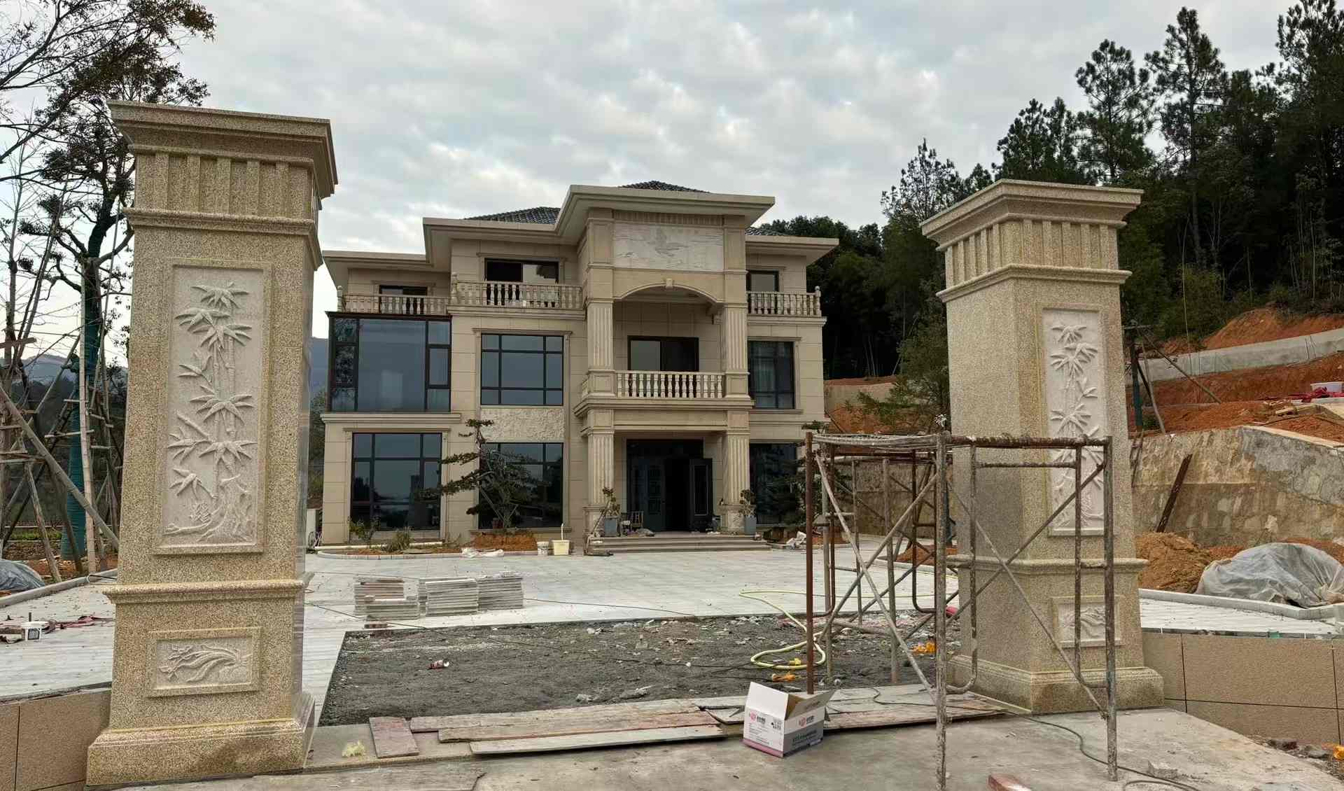 中山 黄金麻花岗岩别墅雕花外墙干挂配上门口雕花罗马柱