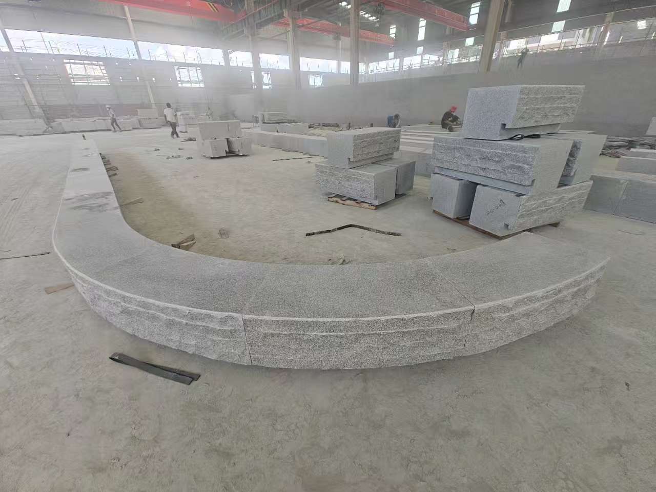 中山 芝麻白异形坐凳，自然面光面弧形加工