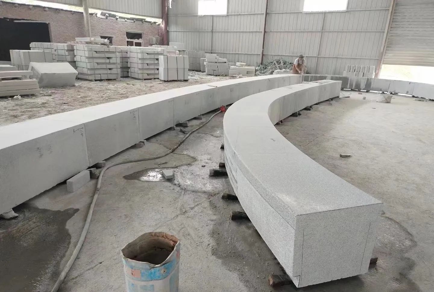 中山芝麻白花岗岩石板材 园林光面弧形坐凳