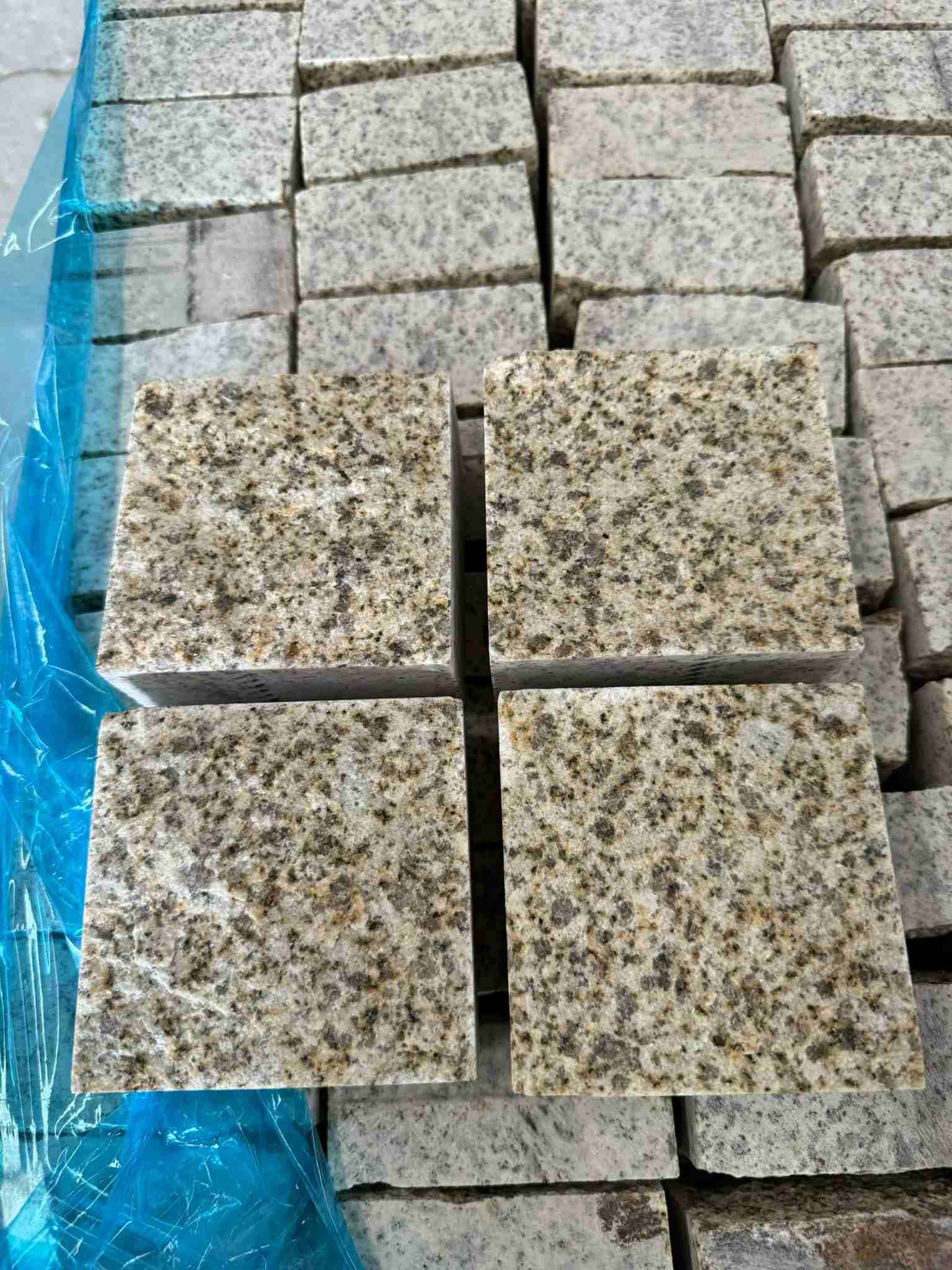 中山 黄金麻花岗岩自然面小方块，弹石，马蹄石等