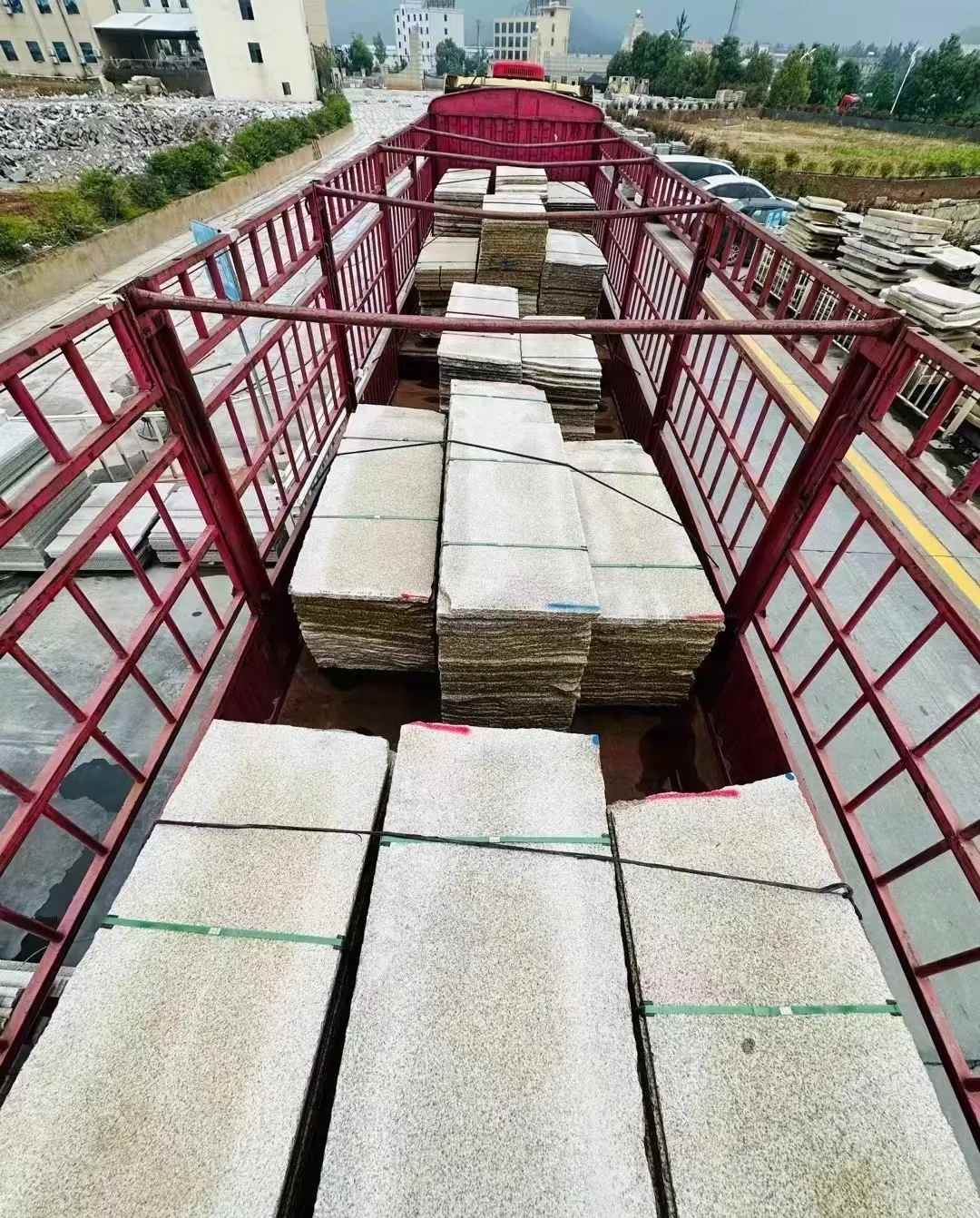 中山 黄金麻花岗岩荔枝面，光面毛板装车完成