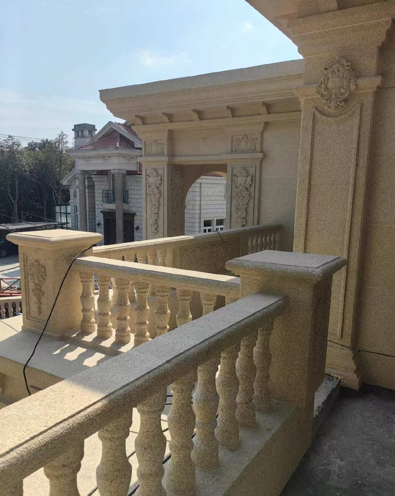 中山 黄金麻别墅外墙干挂雕花配合阳台栏杆花瓶柱