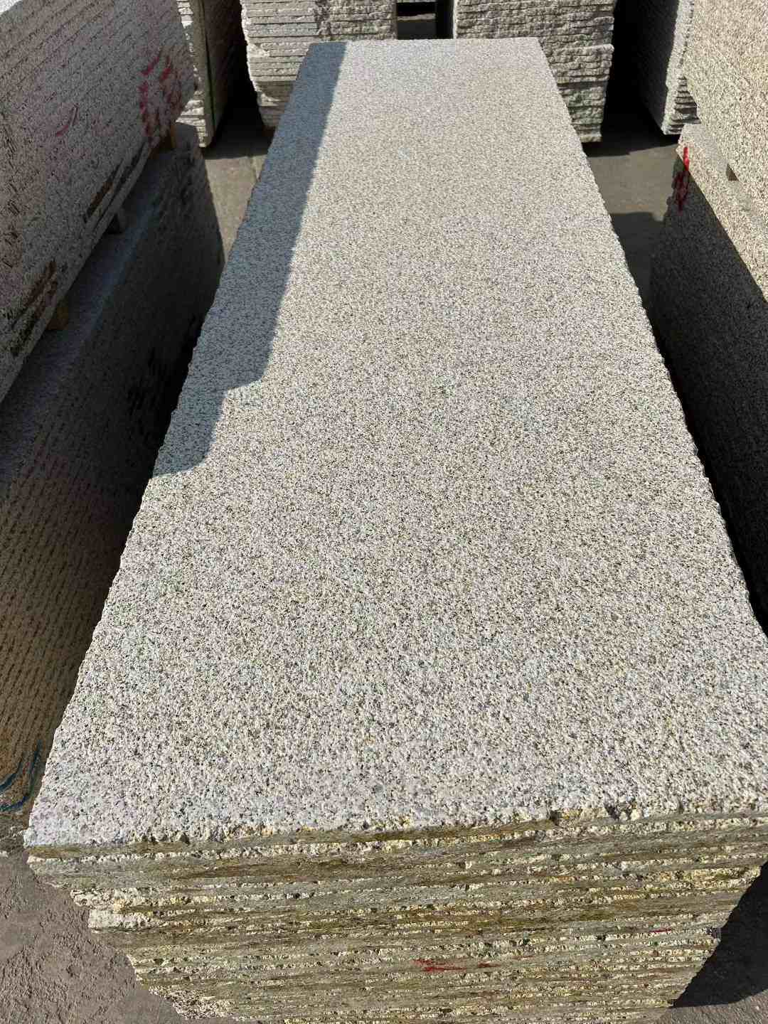 中山 黄金麻花岗岩荔枝面毛板，半成品