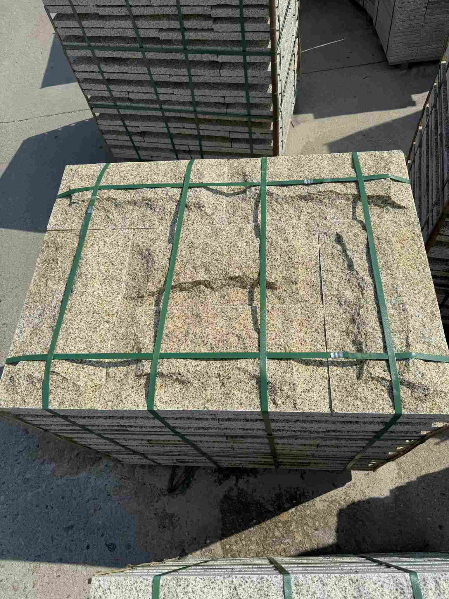 中山 黄金麻花岗岩石材自然面蘑菇石成品