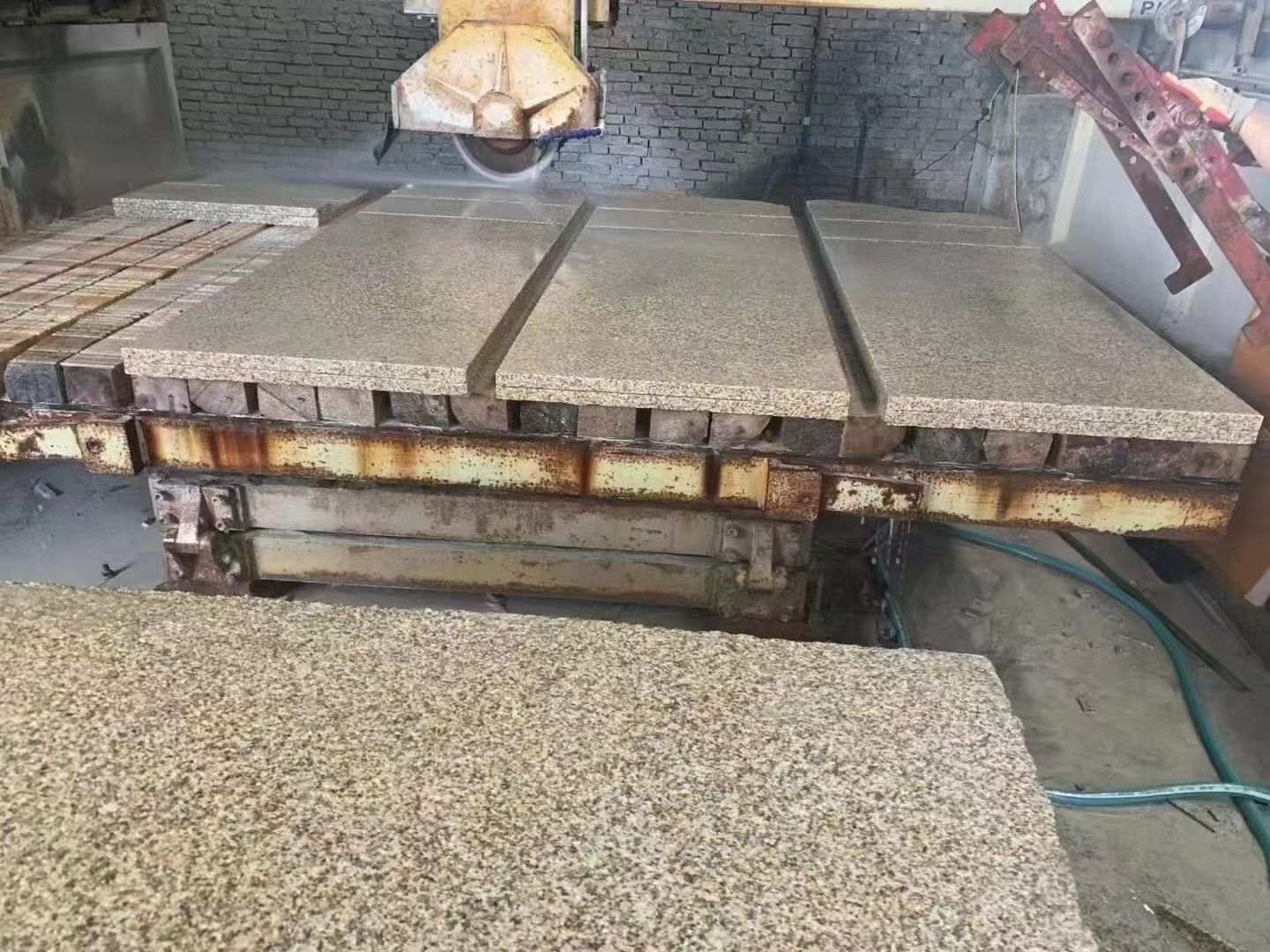 中山 黄金麻荔枝面成品板加工