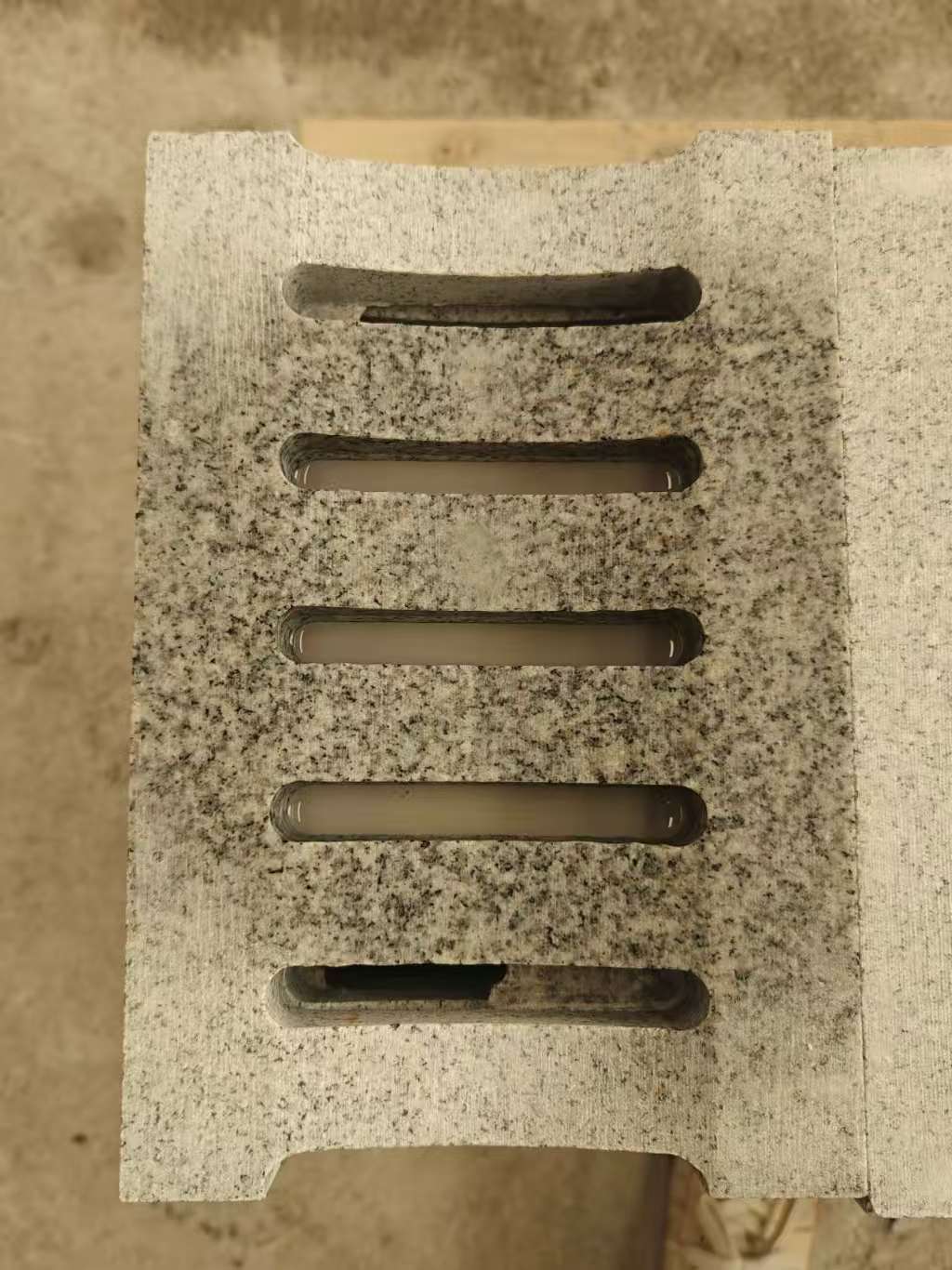 中山 芝麻白拉丝面花岗岩U型开槽排水槽