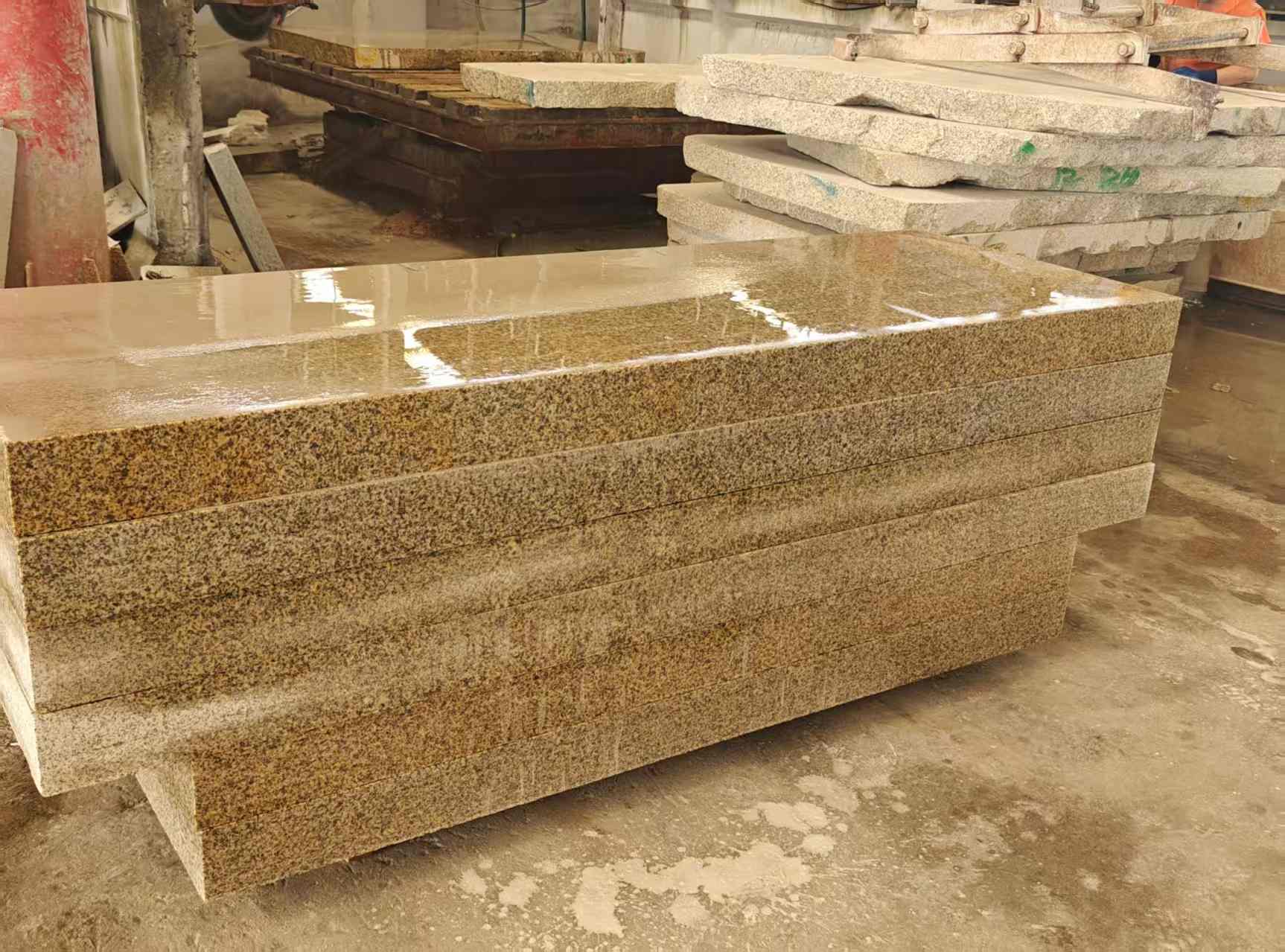 中山 黄金麻栏杆料半成品加工中